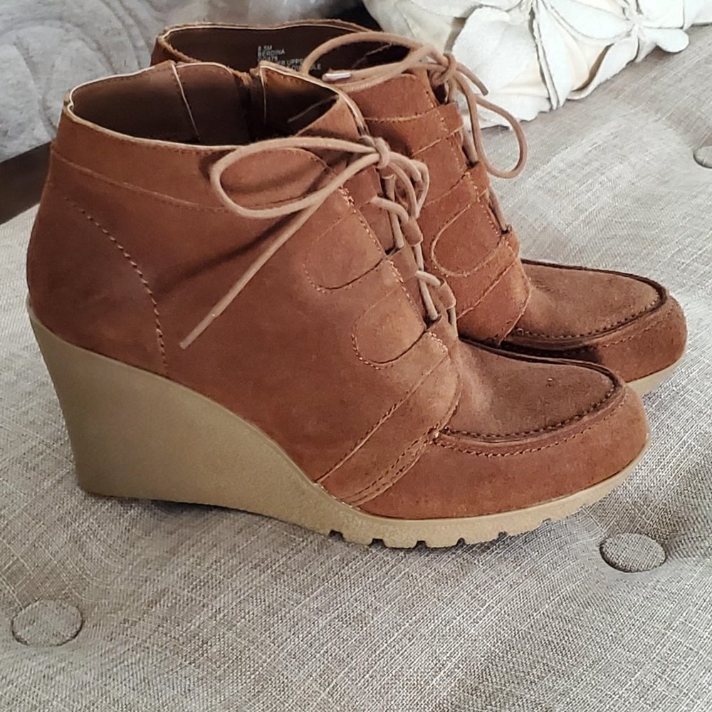 MIA 8.5 Berdina Wedge Suede Lace-up Wedge Boot